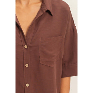 Button-Up Collared Short Sleeve Shirt: CHOCOLATE