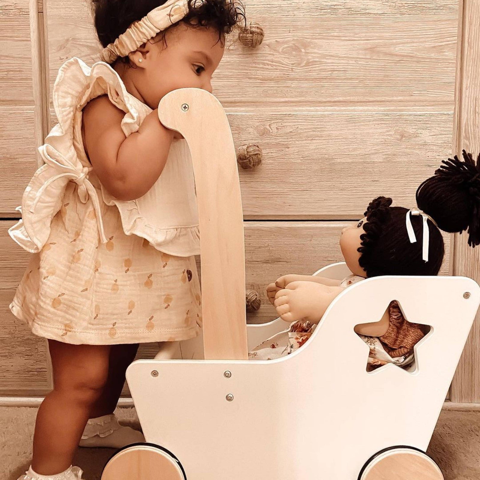 Muslin Cotton Ruffle Baby Bib (Ivory)